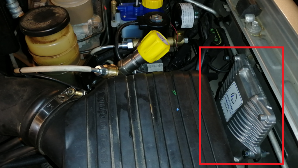 Kuvassa oikealla näkyy kaasuauton "aivot" eli ohjausyksikkö, joka valitsee kulloinkin käytettävän polttoaineen ja optimoi kaasun käyttöä. 