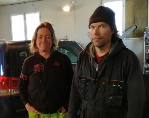 Marko Heikkilä ja Heide Bredarholm ovat muuttaneet kaksi bensiiniautoa kaasuautoiksi. Kuvassa näkyvää Opel Vectraa saa tulla myös kokeilemaan. Pariskunnan terveiset kuntapäättäjille ja investoijille ovat, että toivottavasti saadaan myös lähemmäksi tankkauspiste.